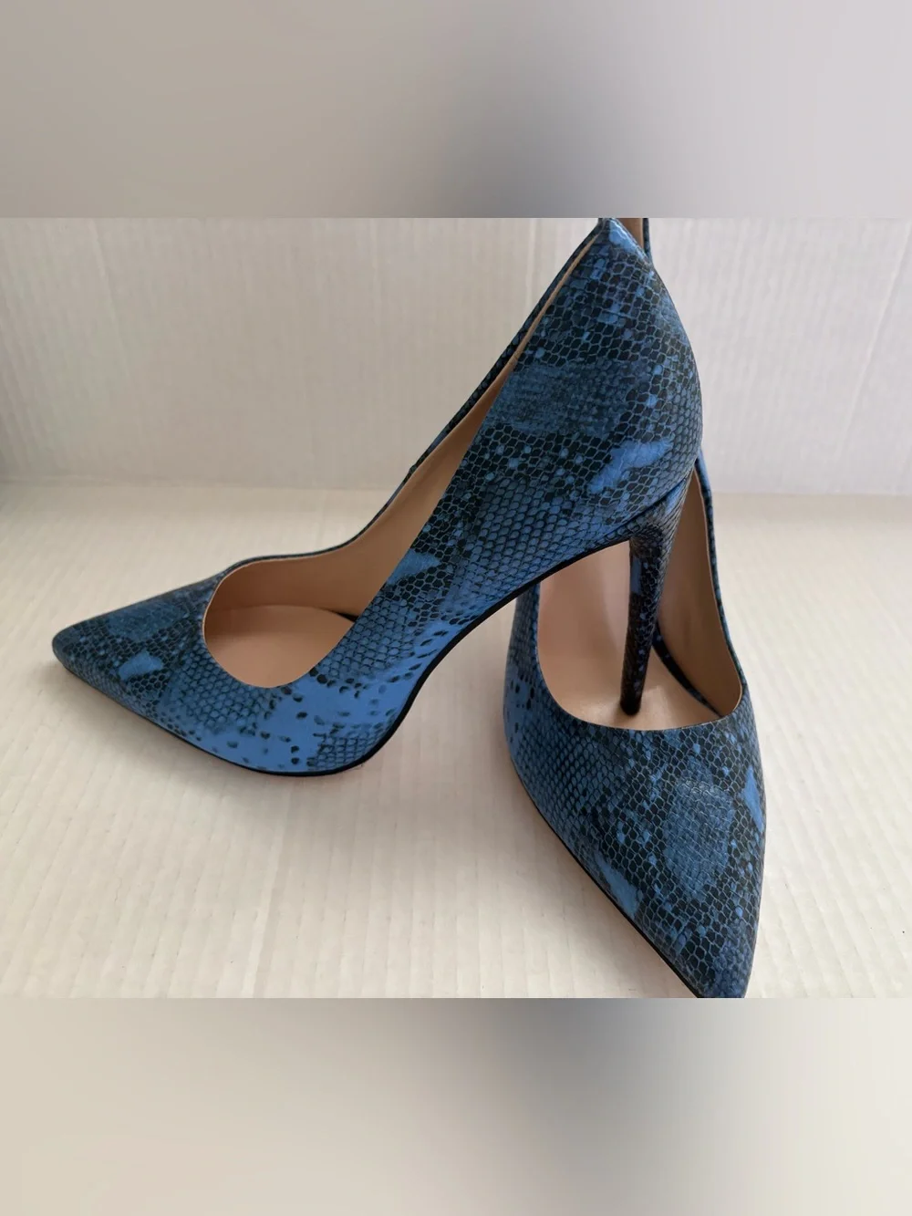NWOB Viví Blue Snake-Print Pointed Toe High Heels in size 8 with 4” high heels.